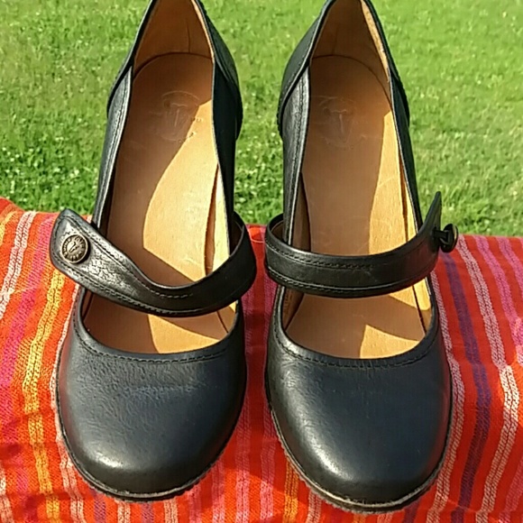 Frye Shoes - Frye Black Leather Pumps Size 9 M